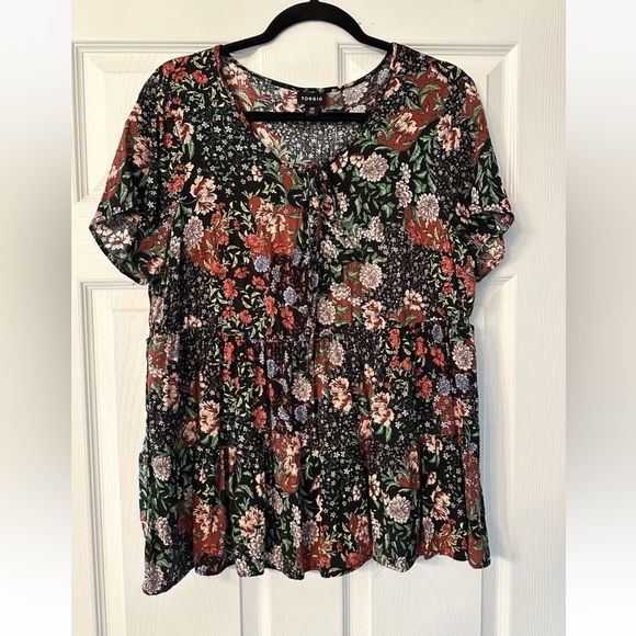 TORRID 00 0X XL Red Pink Floral Challis Empire Top R $46 - Picture 3 of 10